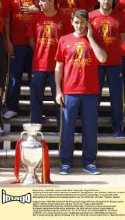 Empfang des Europameisters Spanien im Madrider Königspalast - Iker Casillas neben der Trophäe - RobertxSmith 
