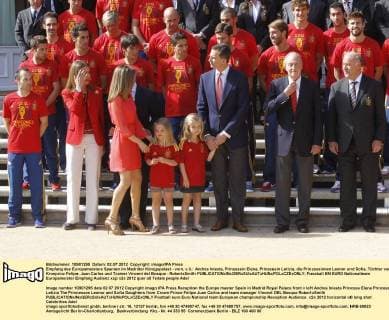 Empfang des Europameisters Spanien im Madrider Königspalast - vorn, v.li.: Andres Iniesta, Prinzessin Elena, Prinzessin Letizia, die Prinzessinnen Leonor und Sofia, Töchter von Kronprinz Felipe, Juan Carlos und Trainer Vincent del Bosque - RobertxSmith 