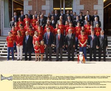 Empfang des Europameisters Spanien im Madrider Königspalast - vorn, v.li.: Andres Iniesta, Prinzessin Elena, x, Prinzessin Letizia, die Prinzessinnen Leonor und Sofia, Töchter von Kronprinz Felipe, Juan Carlos und Trainer Vincent del Bosque, Iker Casillas - RobertxSmith 