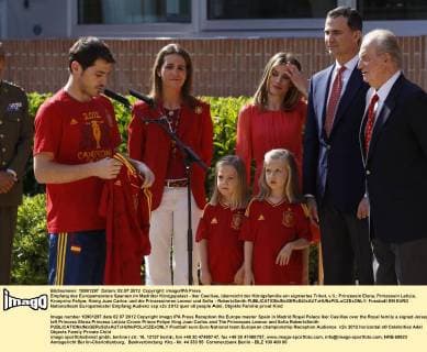 Empfang des Europameisters Spanien im Madrider Königspalast - Iker Casillas, überreicht der Königsfamilie ein signiertes Trikot, v.li.: Prinzessin Elena, Prinzessin Letizia, Kronprinz Felipe, König Juan Carlos und die Prinzessinnen Leonor und Sofia - RobertxSmith 