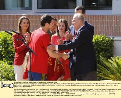 Empfang des Europameisters Spanien im Madrider Königspalast - Iker Casillas, überreicht der Königsfamilie ein signiertes Trikot, v.li.: Prinzessin Elena, Prinzessin Letizia, König Juan Carlos - RobertxSmith 