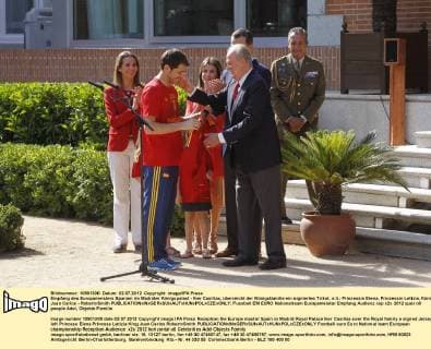 Empfang des Europameisters Spanien im Madrider Königspalast - Iker Casillas, überreicht der Königsfamilie ein signiertes Trikot, v.li.: Prinzessin Elena, Prinzessin Letizia, König Juan Carlos - RobertxSmith 