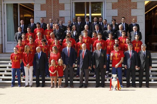 FUSSBALL - EURO 2012, ESP MADRID,SPANIEN,02.JUL.12 - FUSSBALL - UEFA Europameisterschaft 2012 in Polen und der Ukraine, Empfang von Team ESP bei Koenig Juan Carlos von Spanien im Palacio de Zarzuela. Bild zeigt die königliche Familie und das Team ESP. 