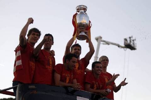 02.07.2012. (L to R) Fernando Llorente, Sergio Busquets, Xavi Hernandez, Gerard Pique, Pedro Pedrito Rodriguez and Fernando Torres during Tour of Madrid of the Spanish football team to celebrate their victory in Euro 2012 july 2012.  (20120702023)