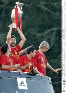 02.07.2012.(L to R) Gerard Pique, Pedro Pedrito Rodriguez and Fernando Torres during Tour of Madrid of the Spanish football team to celebrate their victory in Euro 2012 july 2012.  (20189385)