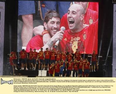 Sergio Ramos und Jose Manuel Pepe Reina on screen 02.07.2012. Players during Tour of Madrid of the Spanish football team to celebrate their victory in Euro 2012 july 2012.  (20189397)