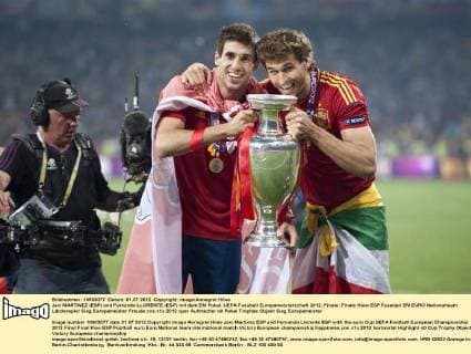 Javi MARTINEZ (ESP) und Fernando LLORENTE (ESP) mit dem EM Pokal. UEFA Fussball Europameisterschaft 2012, Finale
