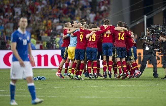 Die Spieler Spaniens jubeln während Leonardo BONUCCI (ITA links) enttaeuscht ist. UEFA Fussball Europameisterschaft 2012, Finale: Spanien - Italien in Kiew, Ukraine am 01.07.2012,