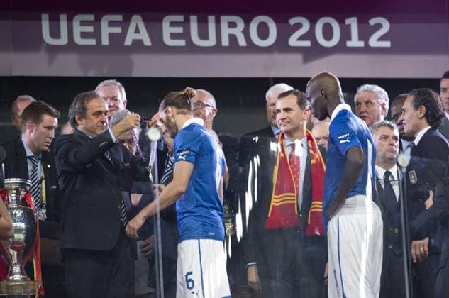 Michel PLATINI (Präsident der UEFA), Mario BALOTELLI (ITA), Kronprinz FELIPE von SPANIEN und Trainer Cesare PRANDELLI (ITA) während der Siegerehrung. UEFA Fussball Europameisterschaft 2012, Finale: Spanien - Italien in Kiew, Ukraine am 01.07.2012,