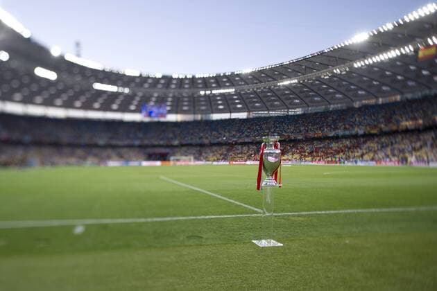 Coupe Henri Delaunay Das Olympiastadion von Kiew mit dem EM-Pokal. UEFA Fussball Europameisterschaft 2012, Finale