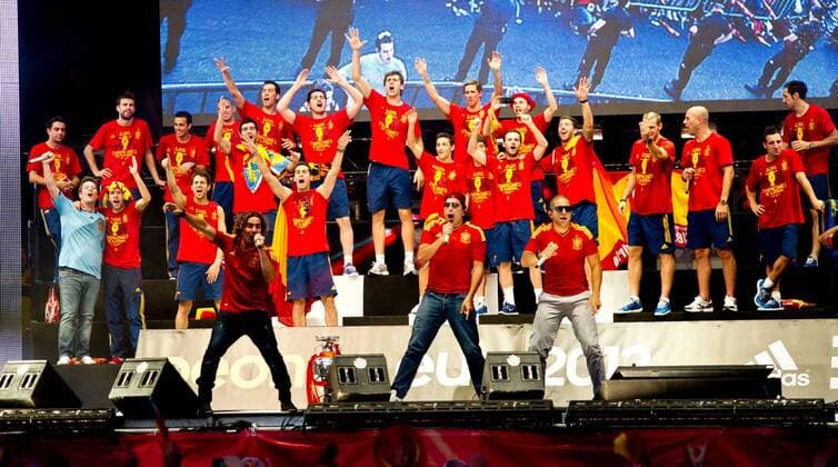 Spanish national football team and singer David Bisbal have bathed in the crowd that was waiting for them to go through Madrid s streets on an open bus to celebrate their winning EURO 2012. RobertoxMariscal 