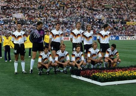 Mannschaftsbild BR Deutschland, hi.v.li.: Thomas Berthold, Torwart Bodo Illgner, Jürgen Kohler, Guido Buchwald, Rudi Völler, Klaus Augenthaler; vorn: Pierre Littbarski, Andreas Brehme, Thomas Häßler, Jürgen Klinsmann und Kapitän Lothar Matthäus