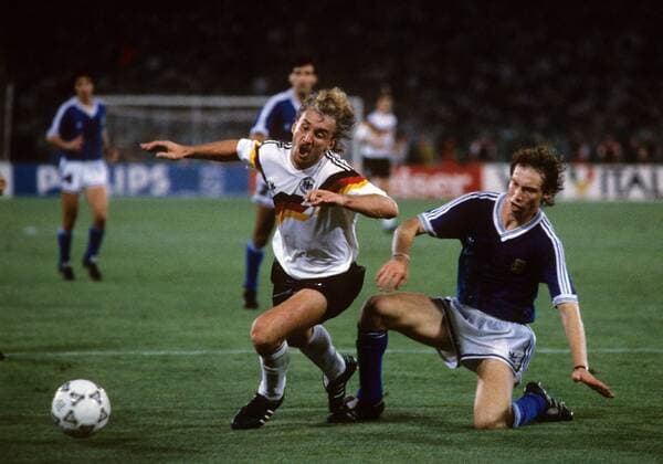 WM Finale 1990 - BR Deutschland - Argentinien 1:0 - Rudi Völler (BRD, li.) gegen Roberto Sensini (ARG)