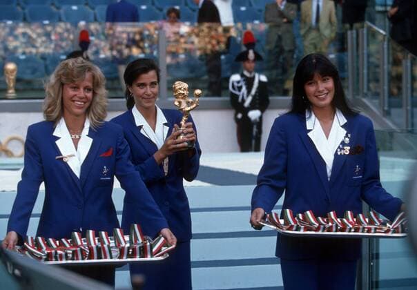 WM Finale 1990 in Rom - Hostessen präsentieren die Medaillen und einen Pokal