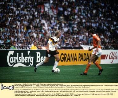BR Deutschland - Niederlande 2:1 - Jürgen Klinsmann (BRD, li.) gegen Adri van Tiggelen (NED)