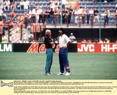 BR Deutschland - Niederlande 2:1 - Jürgen Klinsmann (BRD, li.) und Ruud Gullit (NED) vor dem Spiel