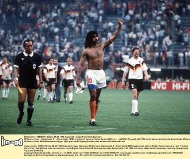 BR Deutschland - Niederlande 2:1 - Ruud Gullit (NED) enttäuscht, dahinter Stefan Reuter (BRD, re.)
