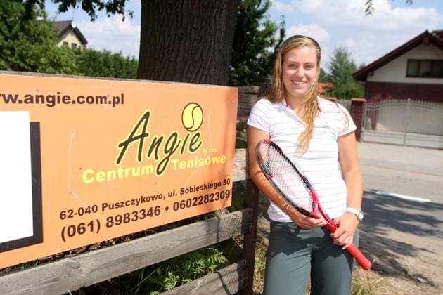 Tennis, Archivbilder Shooting Angelique Kerber in der Angie-Tennis-Akademie im polnischen Puszczykowo 2010 Angelique Kerber (GER) vor dem Centrum Tenisowe Angi Akademia Tenisa, ein Tenniszentrum in Puszczykowo (Unterberg), speziell für sie gebaut  20100721AWJ_134