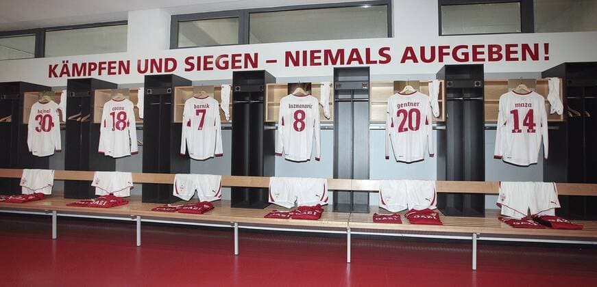 Fußball, Stadiongeschichte VfB Stuttgart 04.07.2012, Stuttgart, Fußball 1. Bundesliga Saison 2012 - 2013 VfB Stuttgart Legenden Tour durch die Mercedes-Benz Arena: VfB Mannschafts Kabine