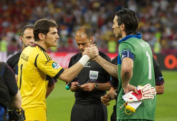 Fussball Kiew 01.07.2012 Europameisterschaft Finale 2012 - Spanien (ESP) vs. Italien (ITA) - Shakehands zwischen Iker Casillas (Spanien, TW, No.01) und Gianluigi Buffon (Italien, TW, No.01) re.