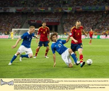 Fussball Kiew 01.07.2012 Europameisterschaft Finale 2012 - Spanien (ESP) vs. Italien (ITA) - Andres Iniesta (Spanien, No.06) Andrea Pirlo (Italien, No.21)