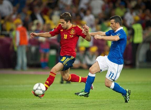 Fussball Kiew 01.07.2012 Europameisterschaft Finale 2012 - Spanien (ESP) vs. Italien (ITA) - Jordi Alba (Spanien, No.18) Antonio Di Natale (Italien, No.11)