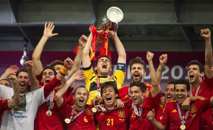 Fussball Kiew 01.07.2012 Europameisterschaften Finale Spanien (ESP) - Italien (ITA) 4:0 Spanien ist Europameister - Iker Casillas (Spanien, TW, No.01) mit Pokal Gerard Pique (Spanien, No.03) Alvaro Arbeloa (Spanien, No.17) Sergio Ramos (Spanien, No.15) Andres Iniesta (Spanien, No.06) David Silva (Spanien, No.21) Jesus Navas (Spanien, No.22) Pedro - Pedrito - Rodriguez (Spanien, No.07) Fernando Llorente (Spanien, No.19)