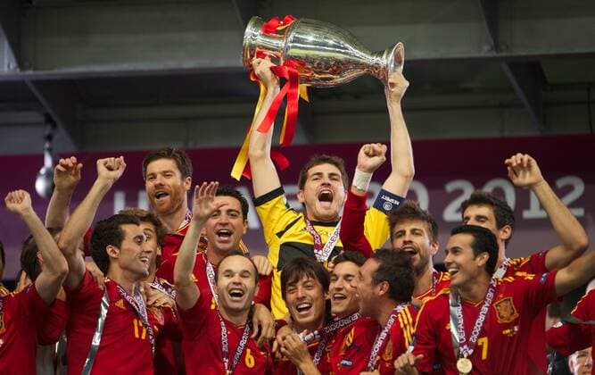 Fussball Kiew 01.07.2012 Europameisterschaften Finale Spanien (ESP) - Italien (ITA) 4:0 Spanien ist Europameister - Iker Casillas (Spanien, TW, No.01) mit Pokal Gerard Pique (Spanien, No.03) Alvaro Arbeloa (Spanien, No.17) Sergio Ramos (Spanien, No.15) Andres Iniesta (Spanien, No.06) David Silva (Spanien, No.21) Jesus Navas (Spanien, No.22) Pedro - Pedrito - Rodriguez (Spanien, No.07) Xabi Alonso (Spanien, No.14) Xavi Hernandez (Spanien, No.08) Fernando Llorente (Spanien, No.19)