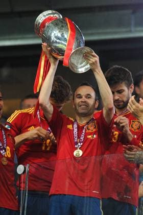 Fußball EURO 2012 - Spanien vs. Italien 4:0 am 01.07.2012 im Olympia Stadion in Kiew -- Andres Iniesta ( Spanien ) mit dem EM-Pokal