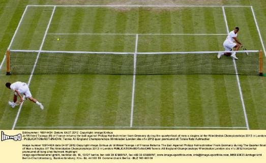 Jo-Wilfried Tsonga (R) of France returns the ball against Philipp Kohlschreiber from Germany during the quarterfinal of men s singles at the Wimbledon Championships 2012 in London - 