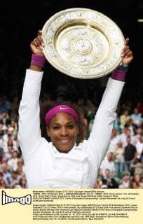 TENNIS - WTA, Wimbledon 2012 - LONDON,ENGLAND,07.JUL.12 - TENNIS - WTA Tennis Damen Tour, Wimbledon 2012, Grand Slam, Finale, Siegerehrung. Bild zeigt Serena Williams (USA). Keyword: Pokal. 