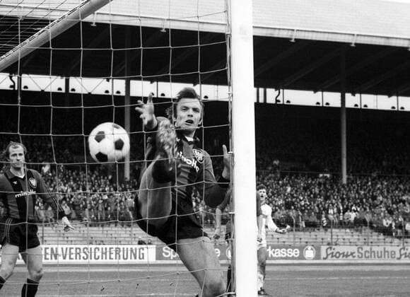 VfB Stuttgart - Eintracht Frankfurt 4:2 - Karl Heinz Charly Körbel (Frankfurt) versucht zu retten, was nicht zu retten ist