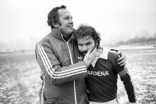 Fußball, Trainerhistorie, SSV Ulm 1846 SSV Ulm 1846 - Stuttgarter Kickers 3:0 - Trainer Klaus Peter Jendrosch (Ulm, li.) jubelt mit einem Spieler