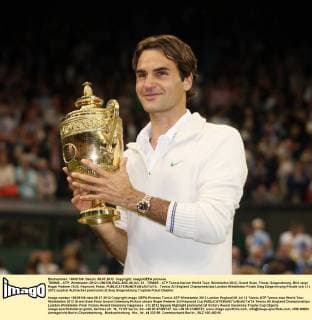TENNIS - ATP, Wimbledon 2012 LONDON,ENGLAND,08.JUL.12 - TENNIS - ATP Tennis Herren World Tour, Wimbledon 2012, Grand Slam, Finale, Siegerehrung. Bild zeigt Roger Federer (SUI). Keyword: Pokal. 