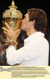 TENNIS - ATP, Wimbledon 2012 - LONDON,ENGLAND,08.JUL.12 - TENNIS - ATP Tennis Herren World Tour, Wimbledon 2012, Grand Slam, Finale, Siegerehrung. Bild zeigt Roger Federer (SUI). Keyword: Pokal. 