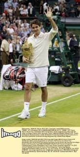 TENNIS - ATP, Wimbledon 2012 LONDON,ENGLAND,08.JUL.12 - TENNIS - ATP Tennis Herren World Tour, Wimbledon 2012, Grand Slam, Finale, Siegerehrung. Bild zeigt den Jubel von Roger Federer (SUI). Keywords: Pokal. 