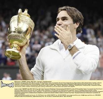 Wimbledon Championships 2012 AELTC,London, ITF Grand Slam Tennis Tournament, Herren Finale, Siegerehrung, Roger Federer (SUI) hält den Pokal,Trophäe, wirft eine Kusshand in die Richtung seiner Familie,Emotion, Freude