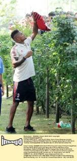 Carnago 09 07 2012 - Training AC Milan: Kevin Prince Boateng schreibt Autogramme 