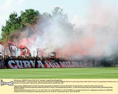 Carnago 09 07 2012 - Training AC Milan: Fans zünden Rauchbomben 