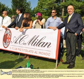 ADRIANO GALLIANI beobachtet das Training neben einem Schild mit der Aufschrift - AC Mailand der erfolgreichste Klub der Welt