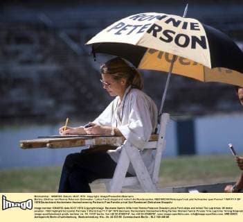 Motorsport, Formel 1, Ehefrauen der Ikonen - Archivbilder Barbro, Ehefrau von Ronnie Peterson (Schweden Lotus Ford) stoppt und notiert die Rundenzeiten