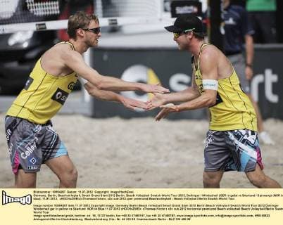 Germany, Berlin, Beachvolleyball, Smart Grand Slam 2012 Berlin, Beach Volleyball Swatch World Tour 2012, Dollinger Windscheif (GER in gelb) vs Skarlund Spinnangr (NOR in blau), 11.07.2012, xHOCHxZWEIx xThomasxVictorx