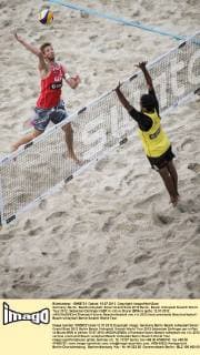 Germany, Berlin, Beachvolleyball, Smart Grand Slam 2012 Berlin, Beach Volleyball Swatch World Tour 2012, Sebastian Dollinger (GER in rot) vs Bruno (BRA in gelb), 12.07.2012, xHOCHxZWEIx xThomasxVictorx