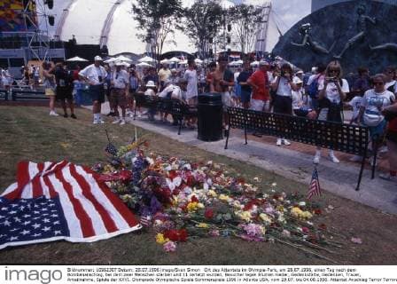 Ort des Attentats im Olympia-Park, am 28.07.1996, einen Tag nach dem Bombenanschlag, bei dem zwei Menschen starben und 11 verletzt wurden, Besucher legen Blumen nieder, Gedenkstätte, Gedenken, Trauer, Anteilnahme, Spiele der XXVI. Olympiade Olympische Spiele Sommerspiele 1996 in Atlanta USA, vom 19.07. bis 04.08.1996.