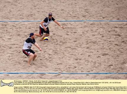 Julius BRINK (1) und Jonas RECKERMANN (li 2 Team GER) FIVB Beachvolleyball World Tour - Grand Slam 2012 in Berlin, Deutschland am 13.07.2012,