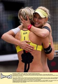 Sara GOLLER (2) und Laura LUDWIG (1 Team GER) FIVB Beachvolleyball World Tour - Grand Slam 2012 in Berlin, Deutschland am 13.07.2012,