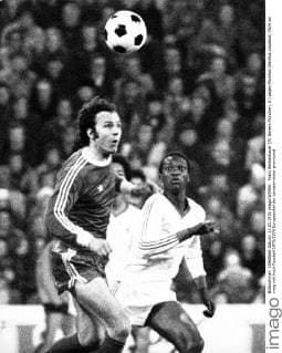 Franz Beckenbauer (FC Bayern München, li.) gegen Moinhos (Benfica Lissabon)