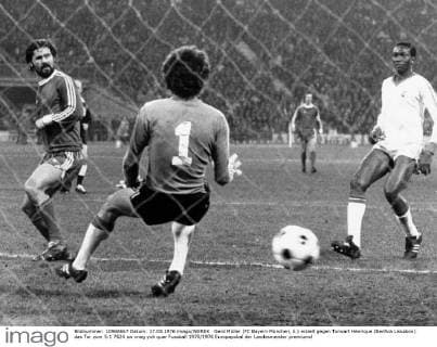 Gerd Müller (FC Bayern München, li.) erzielt gegen Torwart Henrique (Benfica Lissabon) das Tor zum 5:1