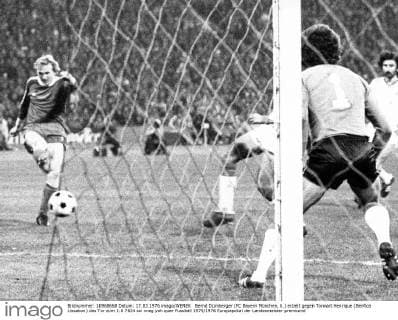 Bernd Dürnberger (FC Bayern München, li.) erzielt gegen Torwart Henrique (Benfica Lissabon) das Tor zum 1:0