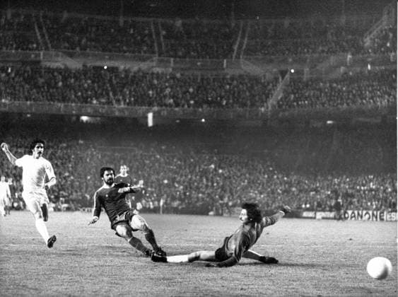 Gerd Müller (FC Bayern München) erzielt gegen Torwart Angel und Benito (beide Real Madrid) das Tor zum 1:1